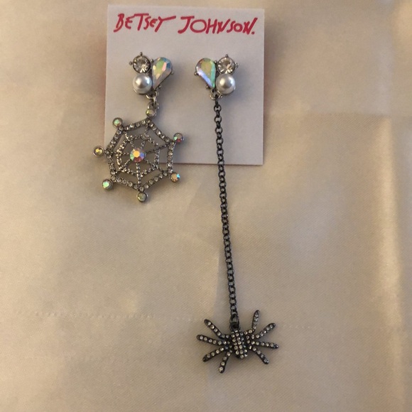 Betsey Johnson Silver Tone Spider & Spider Web Mismatch Drop Earrings NWT - Picture 2 of 11